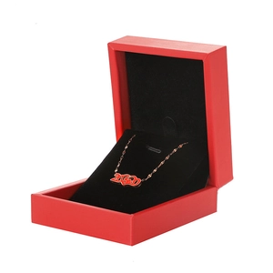Collar con colgante 520 corazón en oro rosa presentado en un estuche de regalo rojo