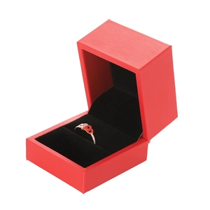 Caja de regalo de cuero rojo con anillo de corazón plateado y forro de terciopelo