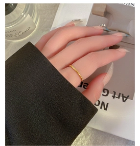 Detailopname van een minimalistische gouden titanium stalen ring met kleine zirkoon