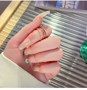 Detalle de tres anillos finos apilables en acabados oro plata y oro rosa pulido