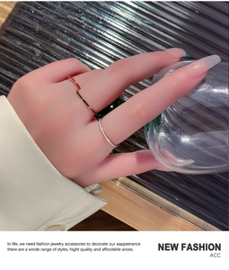 Tres anillos minimalistas finos apilables en oro rosa y plata usados en el dedo