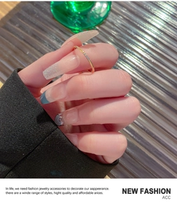 Gedetailleerde opname van een slanke goudkleurige ring met een kleine zirkoonsteen