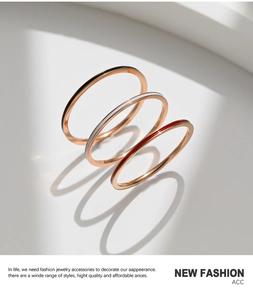 Primer plano de tres anillos apilables en oro rosa con esmalte rojo, negro y blanco fino