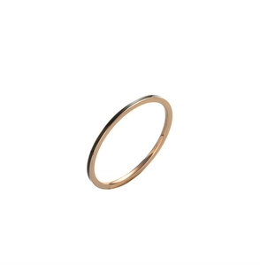 Primer plano detallado de un anillo fino minimalista de acero inoxidable oro rosa con pulido