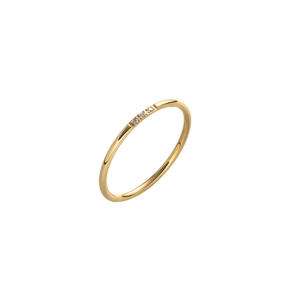 Vista macro de anillo minimalista de acero de titanio dorado con tres diamantes