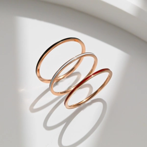 Juego de tres anillos minimalistas de acero inoxidable oro rosa con esmalte negro, blanco y rojo