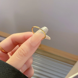 Minimalistische gouden titanium ring met drie diamanten om een vinger