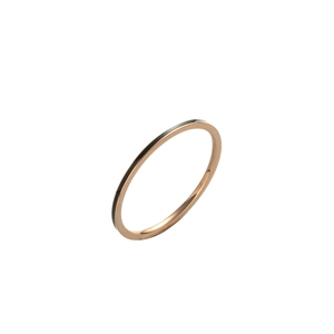 Anillo minimalista de acero de titanio oro rosa con banda estrecha y acabado pulido liso
