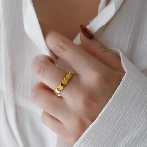 Modischer 18k vergoldeter Fischschuppenring mit schimmerndem Wellendesign für Damen
