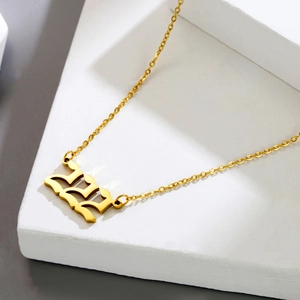 Minimalistische goldene 222 Engelszahl-Halskette auf weißem Gips Hintergrund