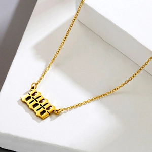 Detailansicht der goldenen Engelszahl 2000 Kette im Gothic-Stil mit glänzendem Finish