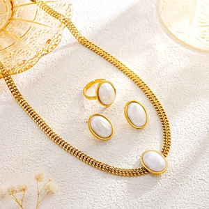 Details des Vintage-Schmucksets mit Perlen und Weizenkette auf Steinhintergrund