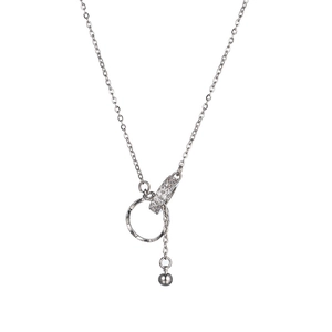 Silberne Halskette mit Doppelring-Anhänger, Zirkonia-Besatz und gehämmertem Metall-Finish