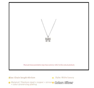 Détail du collier pendentif nœud argenté avec zircons brillants et chaîne de 40+5cm