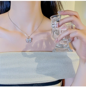 Gros plan d'un collier nœud en argent scintillant avec zircons pavés sur le mannequin