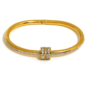 Elegante bracciale ovale in acciaio placcato oro con pavé di zirconi e decoro a tre anelli