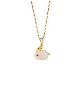 Detail van een konijn hanger ketting met gouden ketting en wit opaal lichaam voor dames