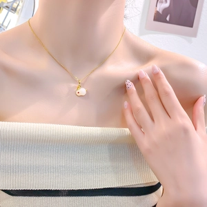 Minimalistische gouden titanium stalen ketting met een wit konijn hanger voor dames