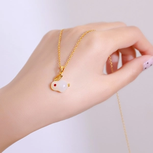 Minimalistische konijn hanger ketting met witte jade afwerking en gouden ketting