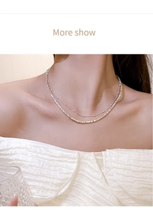 Détail d'un collier double épaisseur en argent avec perles et hématite sur le cou d'un mannequin