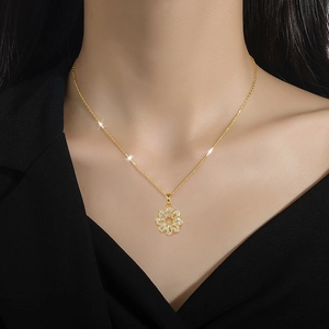 Gouden bloemenketting met micro-gezette zirkoon hanger gedragen door een model