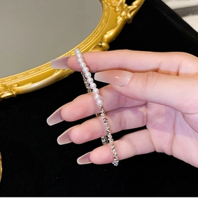 Détail du collier de perles avec chaîne à blocs géométriques argentés pour femmes