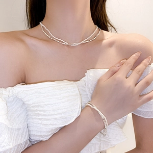 Zweilagiges Set aus Perlen und Silberperlen Halskette und Armband am Modell