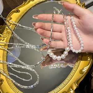 Collana elegante con perle e perline sfaccettate argentate e ciondolo a cuore