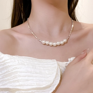 Elegante collana girocollo con sette perle bianche su una catena a maglie quadrate argento