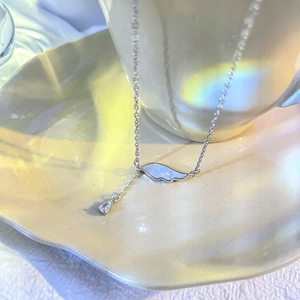 Elegante Engelsflügel Kette mit Perlmutt und Zirkonia auf Keramik Dekoration
