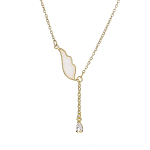 Goldene Engelsflügel-Halskette mit Zirkon-Wassertropfen-Anhänger auf O-Kette