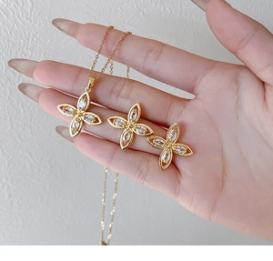 Details des vergoldeten Schmucksets mit Zirkonia-Blumenkette und passenden Ohrsteckern