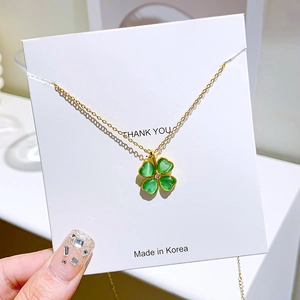 Elegante collana a quadrifoglio dorata con cuore in opale verde e accento di cristallo