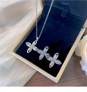 Detailansicht der dreifachen Blumen-Halskette mit Marquise-Kristallen in einer Geschenkbox
