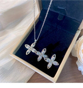 Makroaufnahme einer silberfarbenen Blumenkette mit Zirkonia in einer Geschenkbox