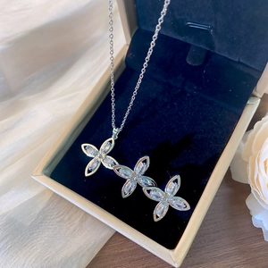 Elegante Halskette mit dreifachem Zirkonia-Blumenanhänger in einer Geschenkbox aus Silber