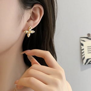 Elegante goldene Blumenstecker mit funkelndem Zirkonia an einem weiblichen Model
