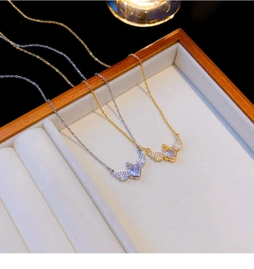 Détails de colliers cœur ailes d'ange en or et argent avec zircons scintillants