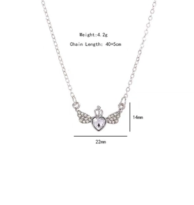 Vue détaillée du pendentif cœur avec ailes et couronne montrant les dimensions 22x14mm