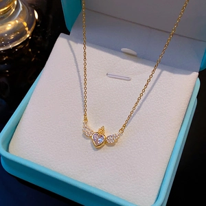 Collier élégant plaqué or avec pendentif cœur ailes couronne et zircon en boîte