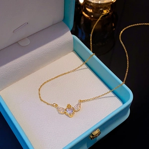 Collier cœur ailes d'ange plaqué or avec cristaux dans un écrin à bijoux bleu ciel