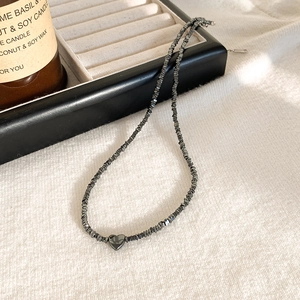 Dettaglio della collana di perline con pendente a cuore su vassoio per gioielli