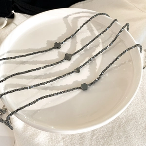 Titaniumstalen kettingset met hematietkralen en diverse geometrische hangers