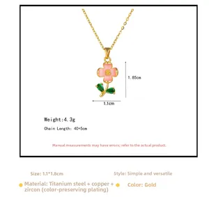 Dettaglio della collana con fiori rosa placcata oro 18k con dimensioni e foglie di zircone