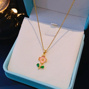 Collana di Fiori in Smalto Rosa in Acciaio al Titanio Placcato Oro 18K Stile Coreano Ciondolo Foglie Zirconia Donna Gioielli