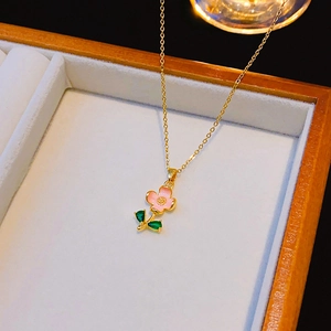 Collana placcata oro 18k con ciondolo a fiore in smalto rosa e foglie verdi in vassoio