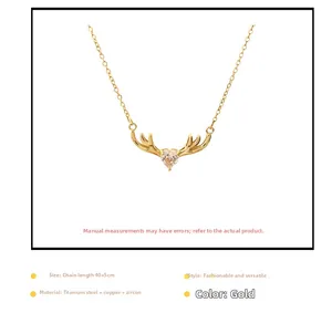 Detalle macro del collar de cuernos de ciervo dorado con circonita de corazón