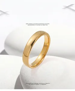 Vue détaillée d'une bague bombée minimaliste en or poli sur des pierres blanches
