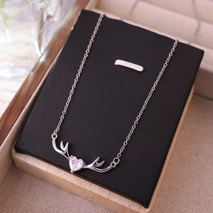 Collar de asta de ciervo plateado con colgante de corazón de circón en bandeja joyera