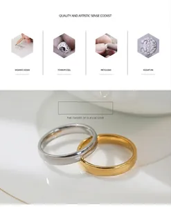 Détail de bagues minimalistes en acier au titane or et argent avec finition polie